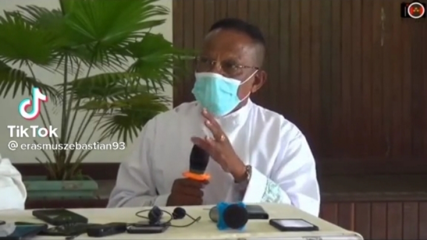 Pastor Amandus Rahadat Pr. [Foto: @erasmuszebastian93]