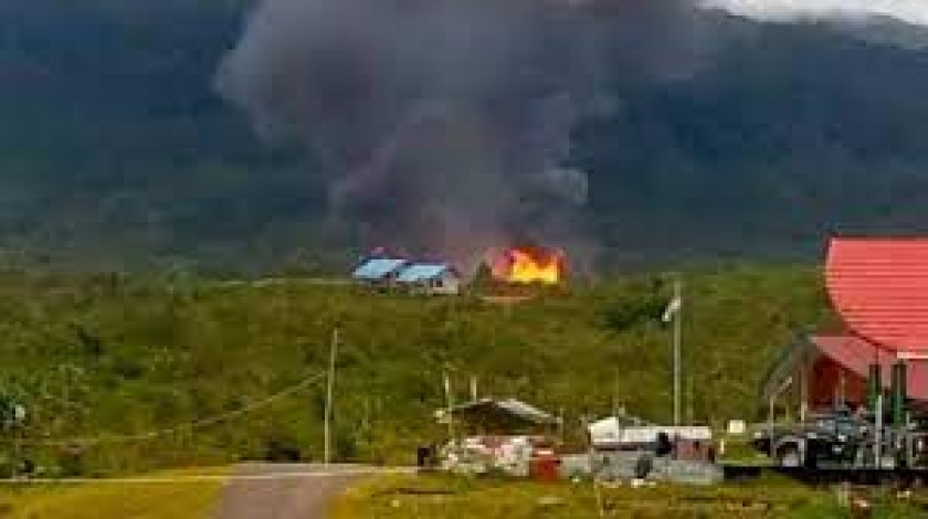 Sekolah yang dibakar KKB. [Foto: VIVA/Aman Hasibuan]