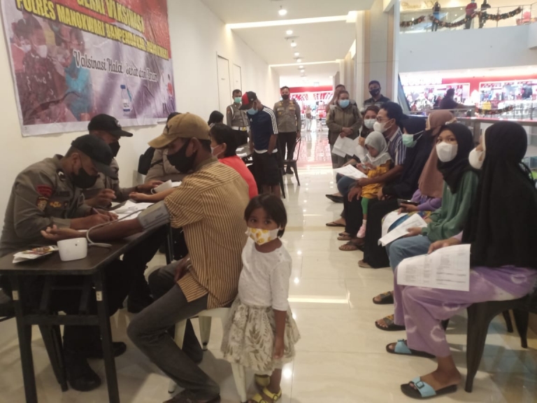 Polres Manokwari Adakan Vaksinasi Covid-19 di Manokwari City Mall. [Foto: Rolly]