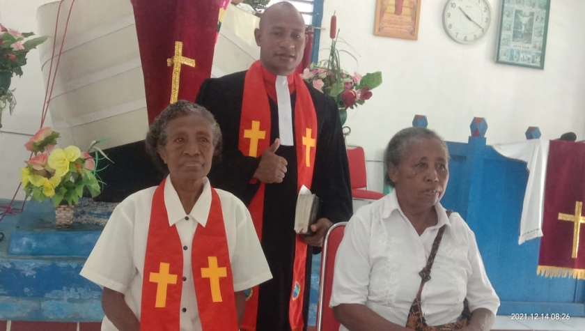 Dua Ibu Pelaku Sejarah Berdirinya Gereja Betel Idoor Bintuni. [Foto: MW]