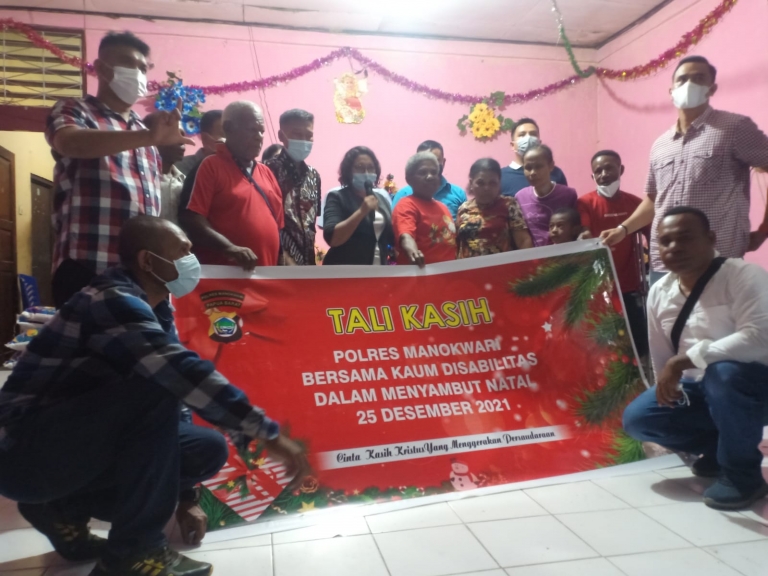 Polres Manokwari Rayakan Natal Bersama Penyandang Disabilitas. [Foto: Rolly]