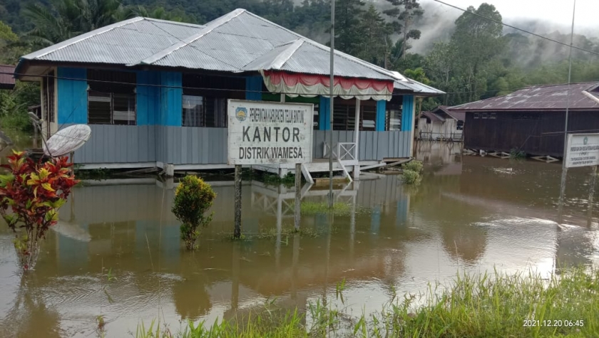 Banjir Landa Kampung Idoor, Distrik Wamesa, Bintuni, Senin (20/12/2021). [Foto: MW]