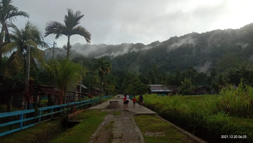 Nampak kabut di Kawasan Gunung Maskeri dan Weibi Kampung Idoor pada pagi hari. [Foto: MW]