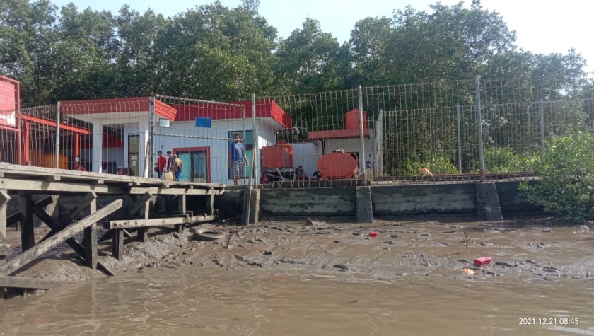 Sampah Plastik Kotori Bibir Pantai Muara Teluk Bintuni. [Foto: MW]