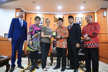 Wakil Ketua DPD RI Sultan B. Najamudin bersama Dubes Polandia Beata Stoczynka di Nusantara III Kompleks Parlemen. (Foto : Rahmat Sangaji)