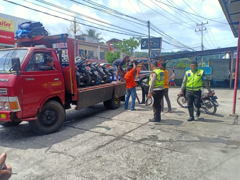 Satlantas Polres Manokwari kembali melaksanakan disiplin lalulintas di jalan Haji Bauw Manokwari, Kamis (30/12/2021). [Foto: Rolly]