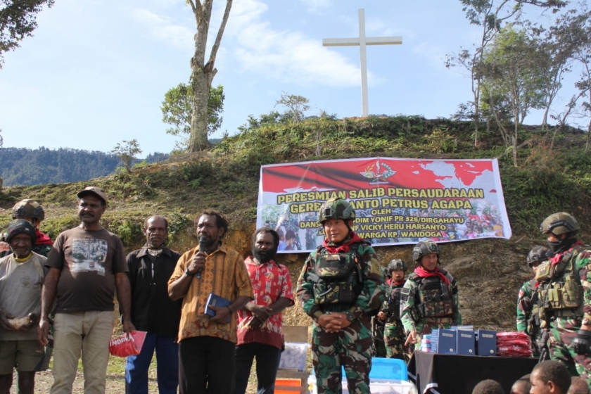 Acara Peresmian Salib Persaudaraan Warga Kampung Wandoga dengan TNI. [Foto: Penerangan Kostrad]