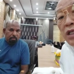 Video Gubernur Papua Lukas Enembe Bersama Seorang Dokter yang Mendampinginya. [Foto: Tangkapan layar video Beritasatu Video]