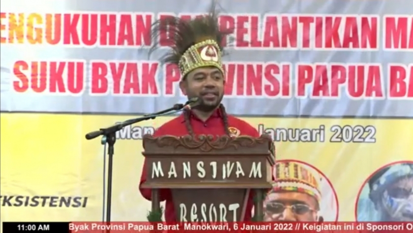 Ketua Panitia Acara Pengukuhan dan Pelantikan Mananwir Suku Byak Provinsi Papua Barat, Filep Wamafma saat memberikan sambutan, Kamis (6/1/2022) di Mansinam Beach Resort Manokwari, Papua Barat.