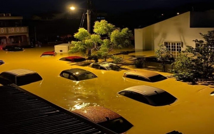 Sejumlah mobil terendam banjir di Jayapura, Jumat (7/1/2022). [Foto: iNews/Omega Batkorumbawa]