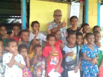 Yesaya Sombuk Adakan Bimbel Gratis untuk Anak-Anak Biak. [Foto: LR]