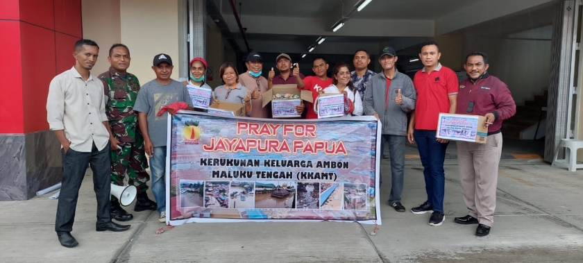 Kerukunan Keluarga Ambon Maluku Tengah (KKAMT) Kabupaten Manokwari, Papua Barat melakukan aksi penggalangan dana di Manokwari hari ini, Senin (10/1/2022). [Foto: Rolly]