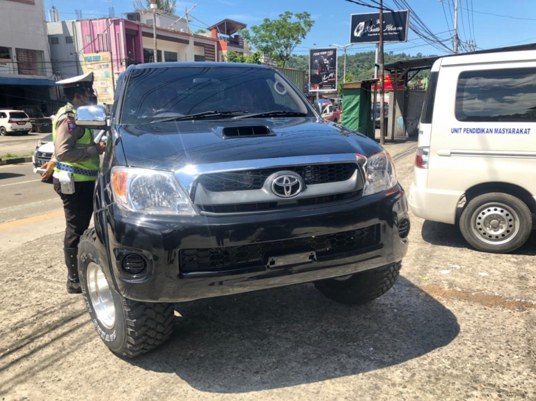 Satlantas Polres Manokwari kembali melaksanakan kegiatan penindakan pelanggaran lalu lintas pada Senin (10/1/2022) pukul 10.00 WIT di Jalan Trikora Wosi TL Haji Bauw. [Foto: Rolly]