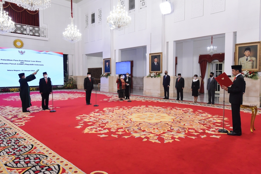 Presiden Jokowi melantik dubes LBBP RI untuk sejumlah negara sahabat, Rabu (12/01/2022), di Istana Negara, Jakarta. [Foto: Humas Setkab/Agung]