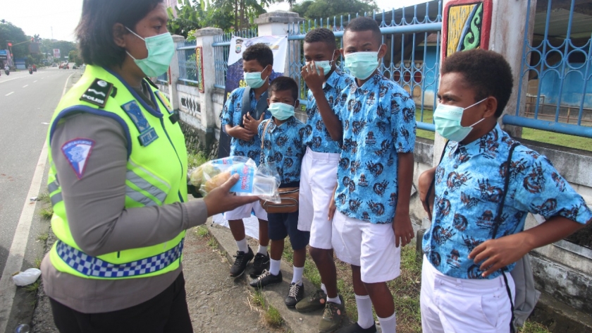 Kegiatan Berbagi dan Sosialisasi Tertib Lalin Satlantas Polres Manokwari. [Foto: Rolly]