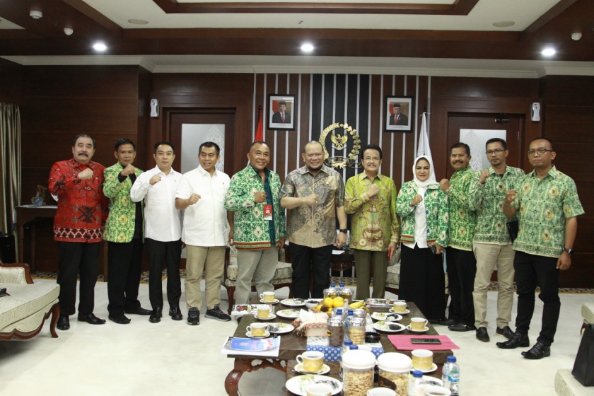 Ketua DPD RI, AA Lanyalla Mahmud Mattalitti usai menerima audiensi dari Asosiasi Perangkat Desa Seluruh Indonesia (Apdesi). (Foto : Rahmat Sangaji)