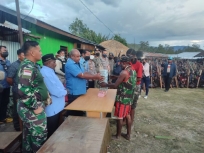 Kapolres Jayawijaya Dampingi Tiga Bupati Serahkan Bantuan Kepada Masyarakat Lanny Jaya. [Foto: tribratanews]