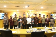 Ketua Komite I Fachrul Razi, didampingi Wakil Ketua Komite I DPD RI Filep Wamafma dan Ahmad Bastian pada RDPU bahas evaluasi atas pelaksanaan Undang-Undang Nomor 11 Tahun 2006 tentang Pemerintahan Aceh (UUPA), di Gedung DPD RI, Selasa (18/1/22)