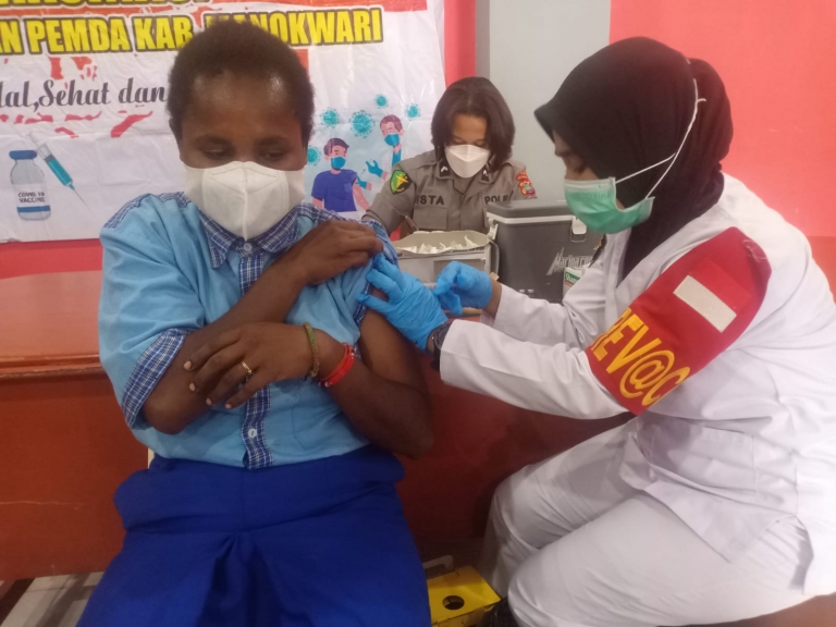 Vaksinasi Covid-19 Bagi Pelajar oleh Polres Manokwari di Hotel RedDoorz. [Foto: Rolly]