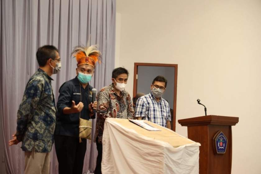 Stafsus Presiden Billy Mambrasar saat menghadiri peresmian Pusat Inkubasi Bisnis dan Teknologi (IBT) Polinef, Papua Barat, Kamis (20/01/2022). [Foto: Tim Stafsus Presiden Billy Mambrasar]