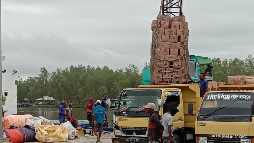 KM. Mitra Cahaya Angkut Bapok Surabaya dan Semen Maruni Bersandar Bintuni. [Foto: MW]