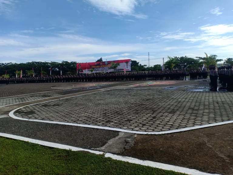 Upacara penutupan pembinaan dan pelatihan 1.496 Bintara remaja Polri Polda Papua Barat angkatan 2021, Selasa (25/1/2022). [Foto: Rolly]