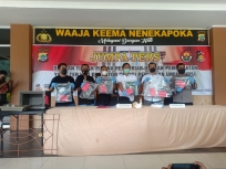 Jumpa pers Polda Papua Barat terkait dugaan tindakan pencurian dan pemberatan yang terjadi di kantor KPU Papua Barat. [Foto: Rolly] 