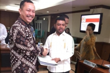 Penyerahan Dokumen Oleh Ketua Pansus Papua DPD RI, Dr. Filep Wamafma, S.H., M.Hum.