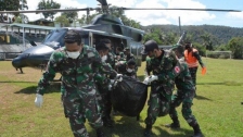 Aparat sedang mengevakuasi jenazah korban serangan KKB. [Foto: KodamXVII/Cenderawasih]