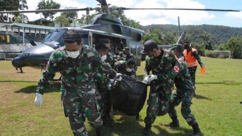 Aparat sedang mengevakuasi jenazah korban serangan KKB. [Foto: KodamXVII/Cenderawasih]