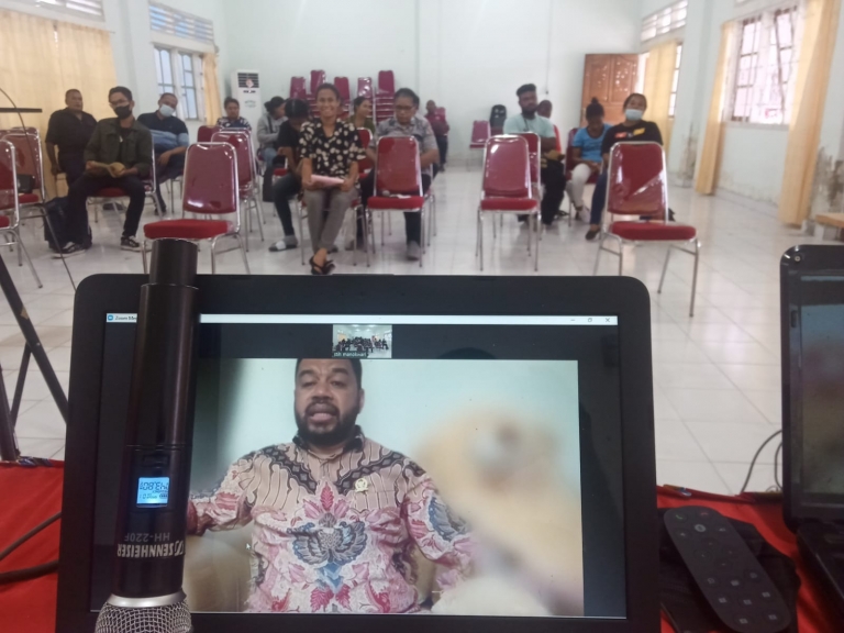 Ketua STIH Filep Wamafma pimpin rapat DiesNatalis STIH Manokwari, Senin (31/1). [Foto: WRP]