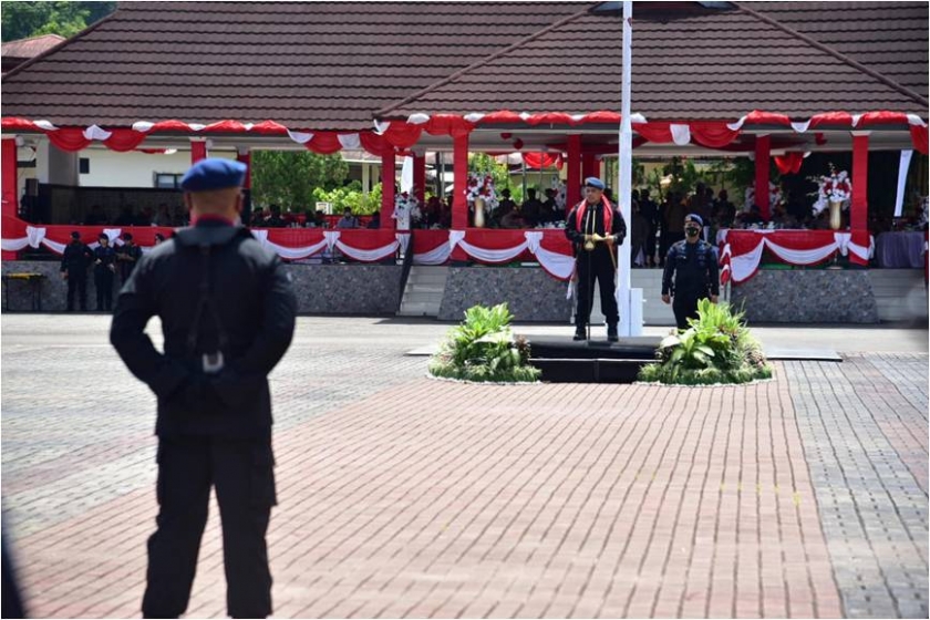 Satuan Brimob Polda Maluku menerima penghargaan dari Korps Brimob Polri yang telah menuntaskan penugasan penanganan konflik sosial di Maluku dan Papua di Ambon hari ini, Rabu (2/2/2022). [Foto: Humas Polda Maluku]