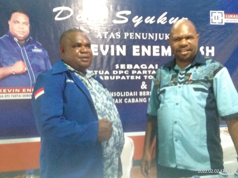 Kevin Enembe SH didampingi Wakil Direktur Eksekutif Partai Demokrat Provinsi Papua, Apedius Mote.