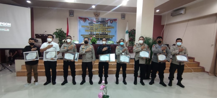 Polda Papua Barat bersama jajaran dan Polres Borong Penghargaan IKPA dari KPPN Manokwari.