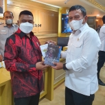 Senator Filep Wamafma bersama Wakil Menteri Pertahanan Muhammad Herindra.