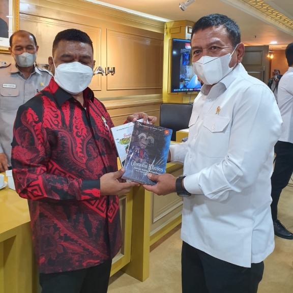 Senator Filep Wamafma bersama Wakil Menteri Pertahanan Muhammad Herindra.