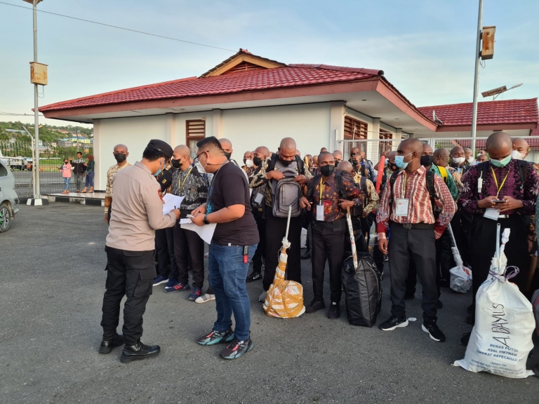 Polda PB Berangkatkan Casis Bintara Reguler & Tamtama ke 3 Lemdik Polri.