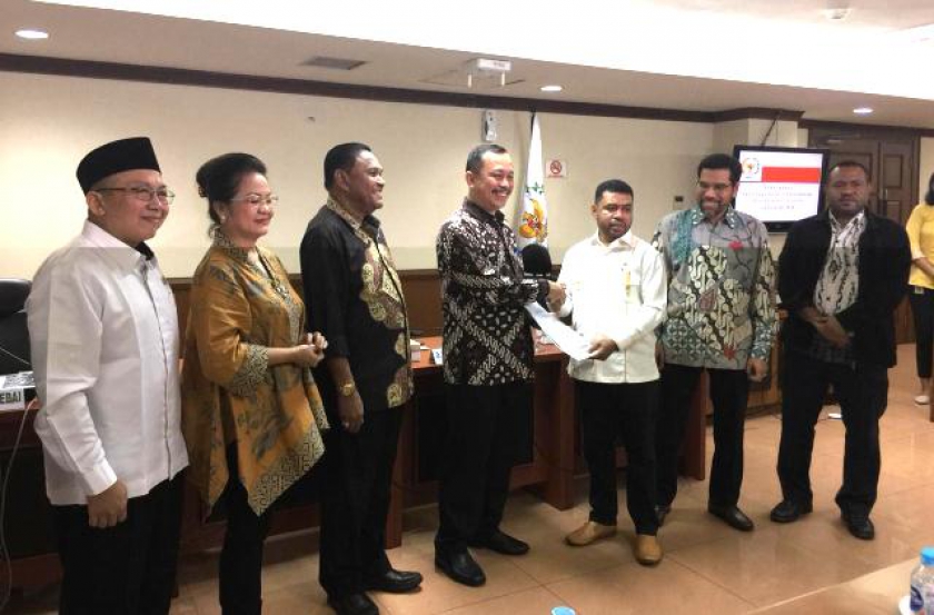 Foto Ketua Pansus Papua, Dr. Filep Wamafma bersama Ketua Komnas HAM, Ahmad Taufan Damanik dalam Rapat Dengar Pendapat Umum bersama Pansus Papua DPD RI