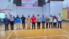 Titu Bonai (menggunakan baju hitam) saat berfoto dengan tamu muspida kabupaten Manokwari, Selasa (8/2). [Foto: WRP]