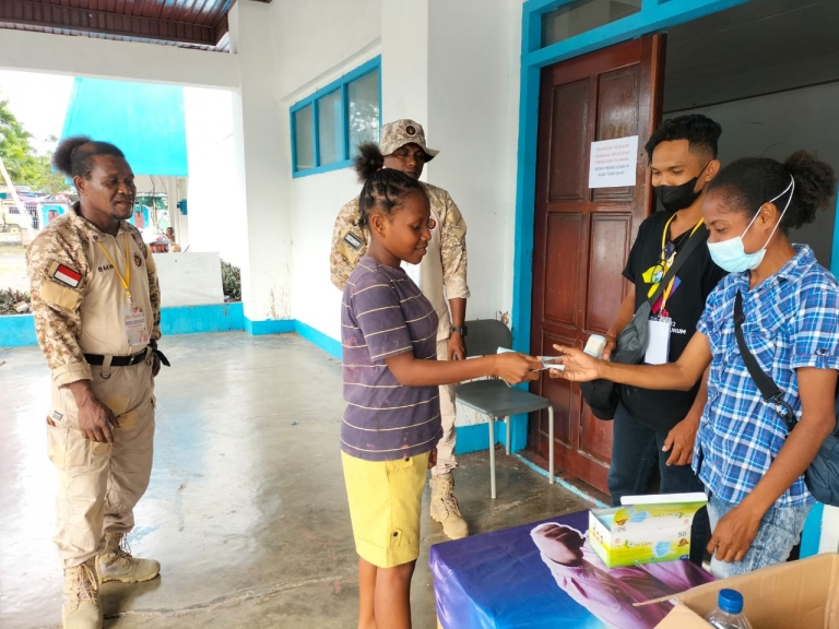 Polisi adat Byak atau Mangganggan menjaga keamanan di Gor Sanggeng Manokwari,  Selasa (8/2). [Foto: WRP]