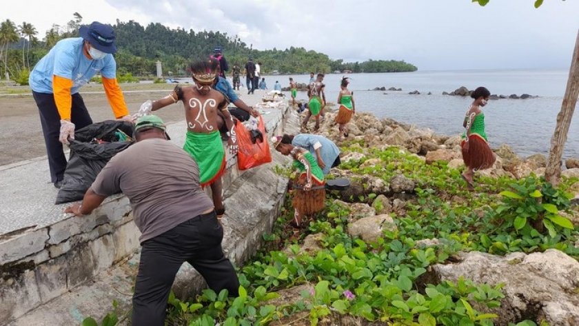PKSPL IPB dan masyarakat Raja Ampat saat bersih-bersih sampah di Pantai Waisai Torang Cinta. [Foto: ist/detik]