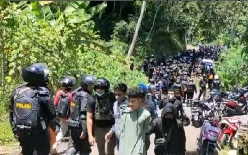 Aparat kepolisian tangkap warga Desa Wadas. [Foto: @wadas_melawan]