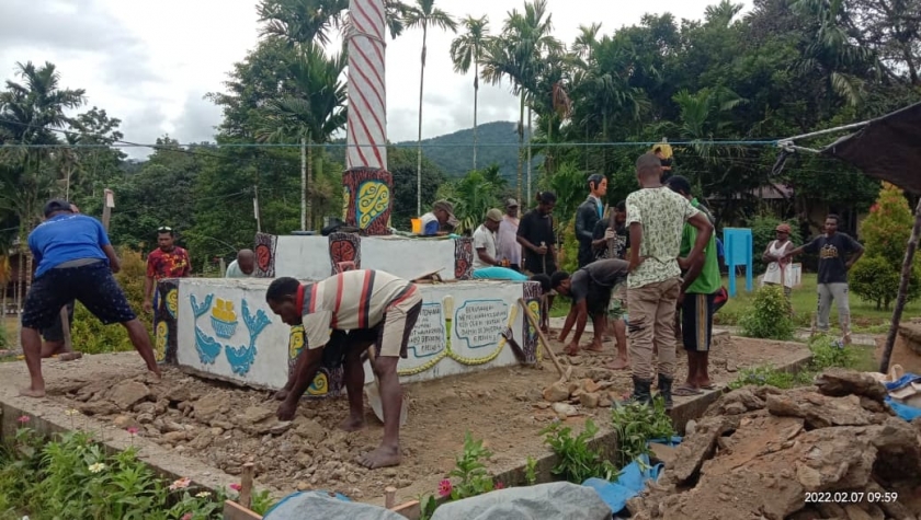 Jemaat Bethel Idoor Perbaiki Lantai Dasar Tugu Suwona Kawab-Leolaka Besi. [Foto: MW]