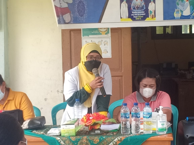 Masih banyak orangtua murid di Amban menolak vaksinasi Covid-19 untuk anak. [Foto: Rolly]