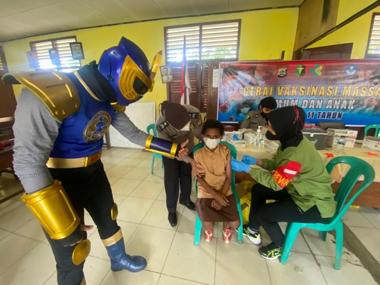 Pelaksanaan Vaksinasi Covid-19 di SD Negeri 02 Amban, Manokwari, Sabtu (12/2). [Foto: Pabar Satu]