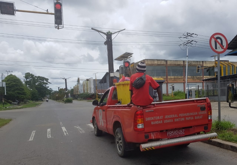 Petugas Bandara Steenkool Buang Sampah ke TPA Jadi Contoh Perilaku Positif. [Foto: MW]