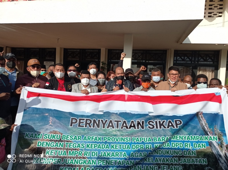 Rombongan Komite I DPD RI Terima Aspirasi Demonstran di Bandara Rendani.