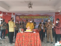 Pemotongan kue ulang tahun oleh Gubernur Papua Barat sebagai simbol dalam rangka Dies natalis STIH Manokwari ke 47 pada 17 Februari 2022. [Foto: WRP]