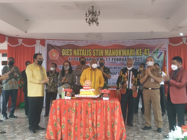 Pemotongan kue ulang tahun oleh Gubernur Papua Barat sebagai simbol dalam rangka Dies natalis STIH Manokwari ke 47 pada 17 Februari 2022. [Foto: WRP]