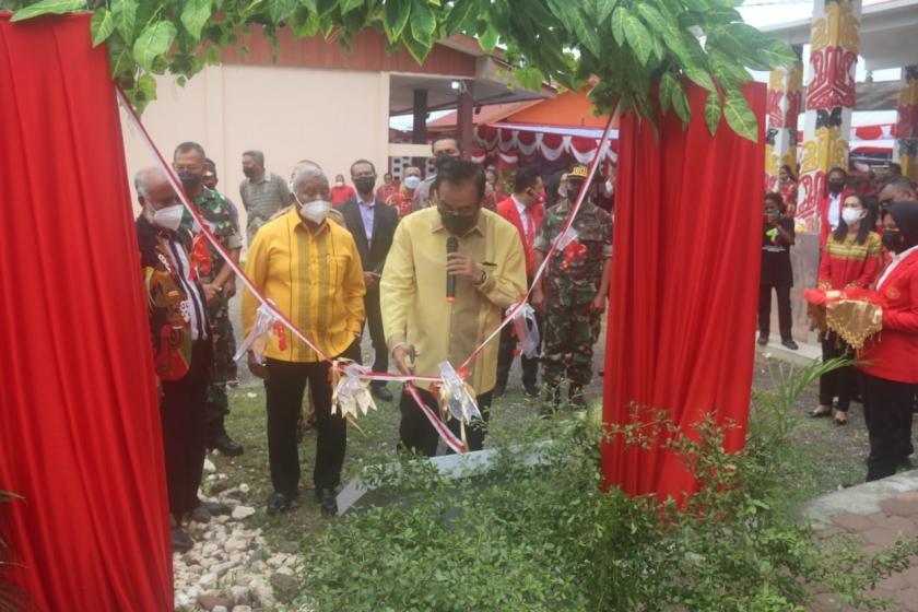 Gubernur dan Ketua STIH Dampingi Robert Kardinal Resmikan Outdoor STIH.